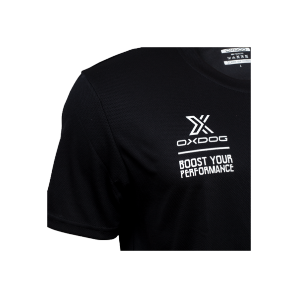 Maglietta Oxdog Atlanta di colore nero ripresa frontalmente con focus sulla spalla destra e parte del pettorale mettendo in risalto il logo Oxdog di colore bianco