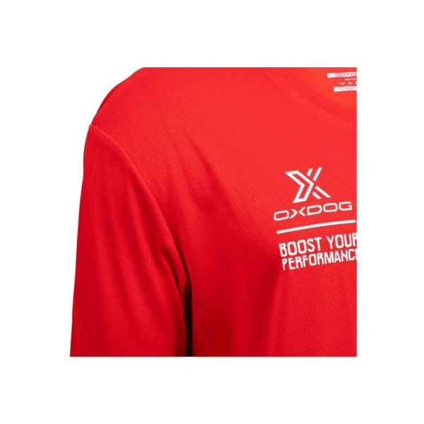 Maglietta Oxdog Atlanta di colore rosso ripresa frontalmente con focus sulla spalla destra e parte del pettorale mettendo in risalto il logo Oxdog di colore bianco