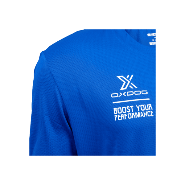 Maglietta Oxdog Atlanta di colore blu ripresa frontalmente con focus sulla spalla destra e parte del pettorale mettendo in risalto il logo Oxdog di colore bianco