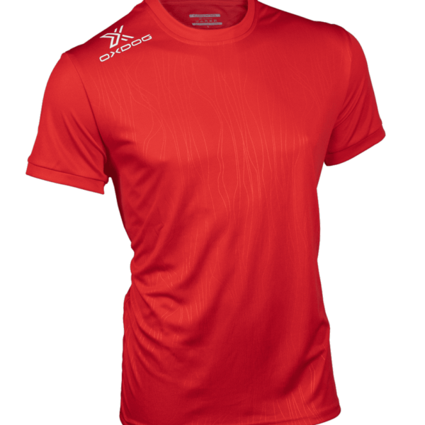 Maglietta Oxdog Avanger Flame di colore rosso ripresa frontalmente in prospettiva diagonale. Visibile il logo Oxdog di colore bianco sulla spalla destra