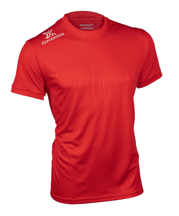 Maglietta Oxdog Avanger Flame di colore rosso ripresa frontalmente in prospettiva diagonale. Visibile il logo Oxdog di colore bianco sulla spalla destra