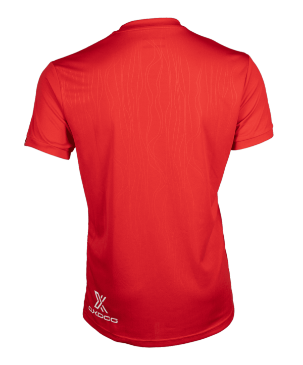 Maglietta Oxdog Avanger Flame di colore rosso ripresa posteriormente in prospettiva diagonale. Visibile il logo Oxdog di colore bianco sul fianco sinistro