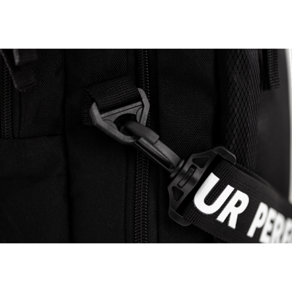Oxdog coach backpack. Zaino di colore nero con scritte bianche. Ripreso con focus sul gancio della tracolla.