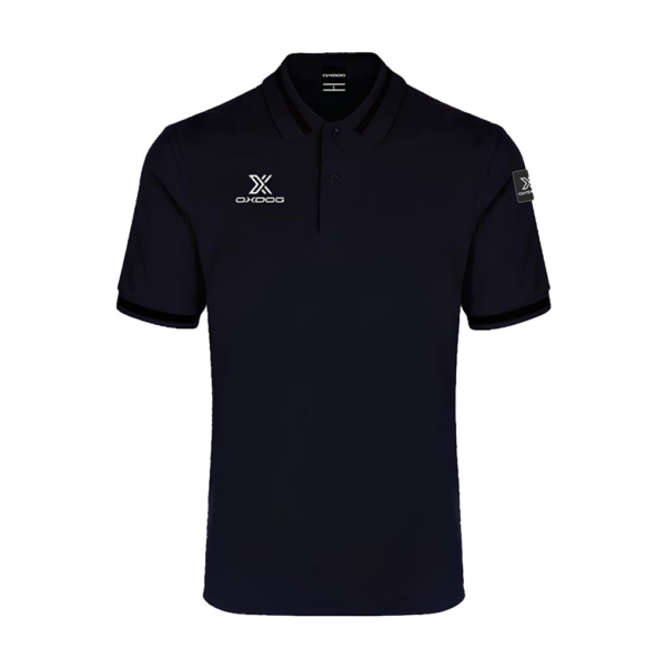 Polo in piqué Oxford II di colore nero. Con colletto classico polo e tre bottoni. Visibile il logo oxdog bianco nel pettorale destro e si intravede il loghino bianco nella manica sinistra.