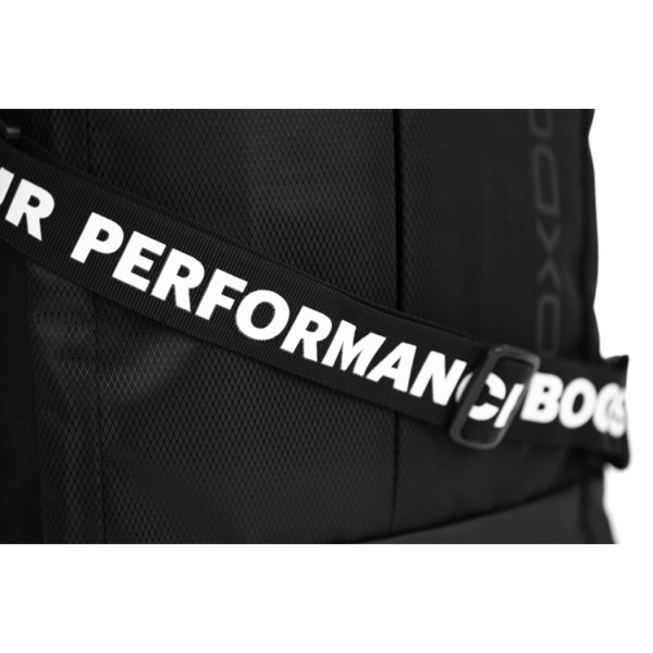 Oxdog coach backpack. Zaino di colore nero con scritte bianche. Ripreso con focus sulla scritta bianca lungo la tracolla.